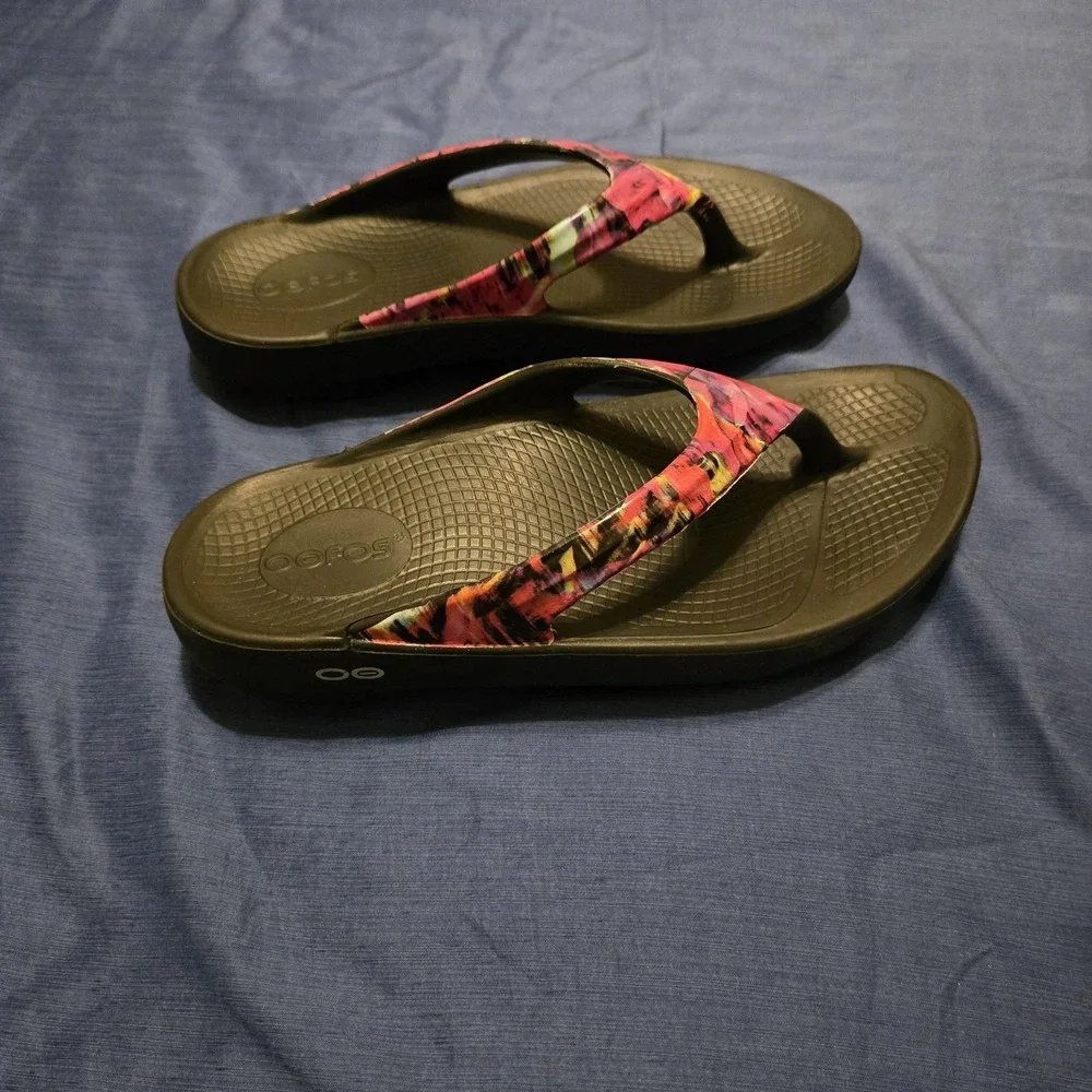 OOFOS Sandals Womens Size 7/38 Multicolor Tie Dye Flip Flop foam Comfort Summer - Picture 2 of 9